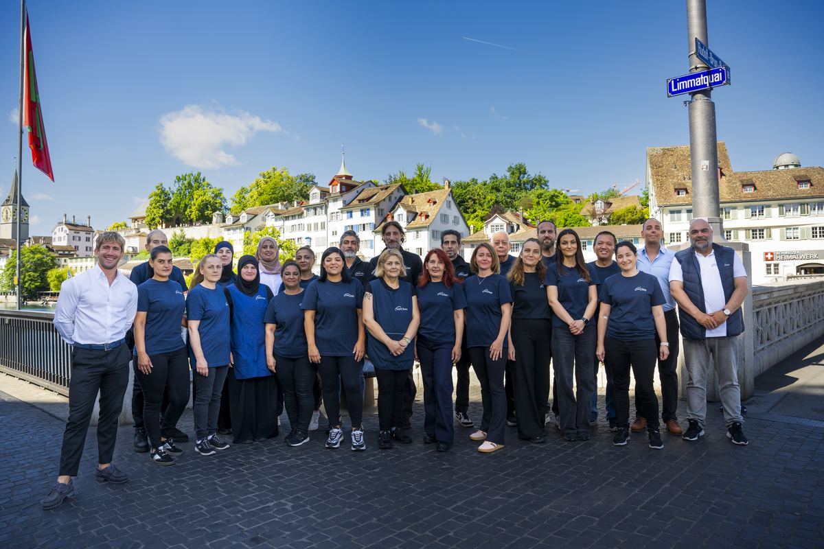 Die Reinigungsmitarbeiterinnen und -mitarbeiter der NW Clean GmbH am Limmatquai in Zürich